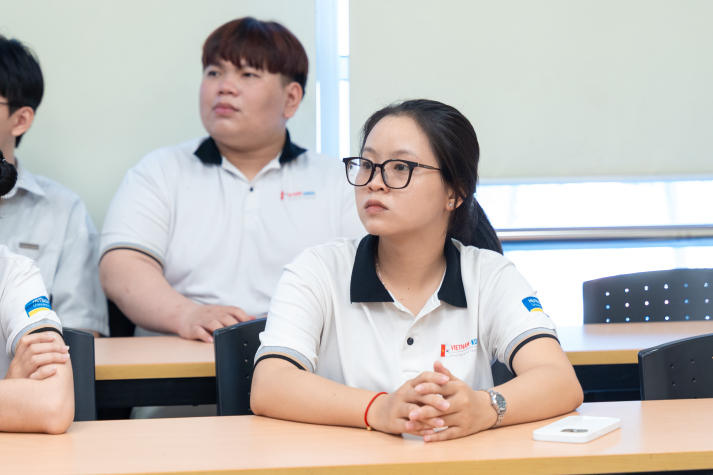 Sinh viên Viện Công nghệ Việt - Hàn tìm hiểu thực tế vận hành logistics tại Cảng Cát Lái 31