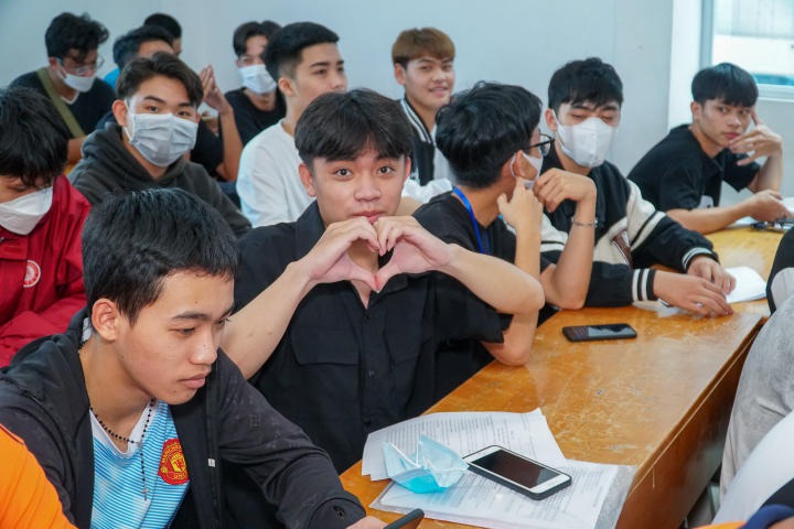 Các bạn sinh viên hào hứng nghe quy chế cuộc thi HUTECH 5