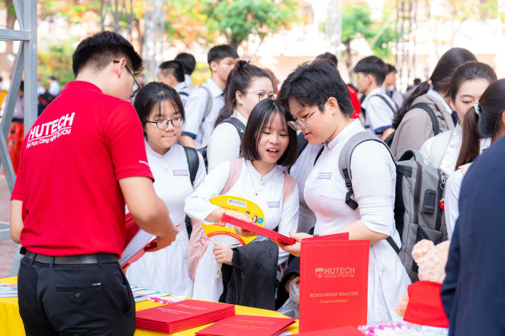 [Video] HUTECH Scholarship Tour 2026: Trao 14 suất học bổng toàn khoá, tiếp sức sĩ tử THPT Nguyễn Văn Tăng 55