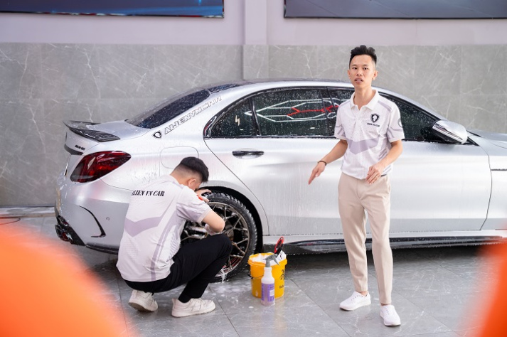 Sinh viên VKIT “chạm tay” công nghệ chăm sóc xe tại Avery Dennison Graphics Vietnam 45