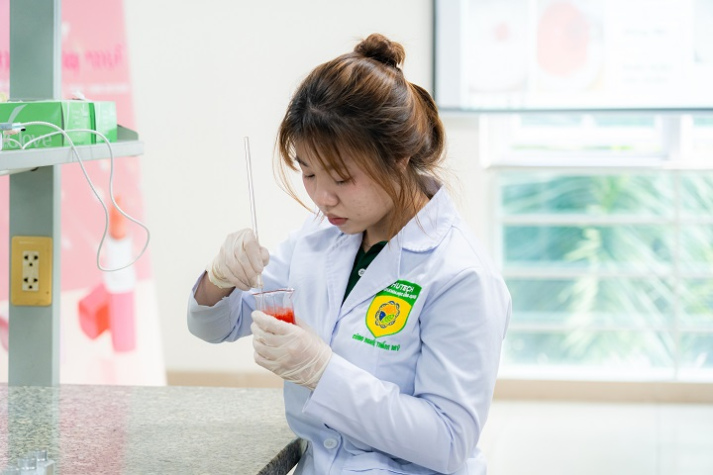 Sắc son từ lớp học: Sinh viên Viện Khoa học Ứng dụng HUTECH thực hành chế tạo mỹ phẩm 41