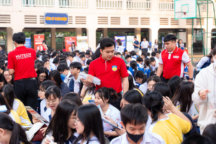 [Video] HUTECH đồng hành cùng Lễ Khai mạc Tư vấn tuyển sinh “Đúng ngành nghề - Sáng tương lai” 70