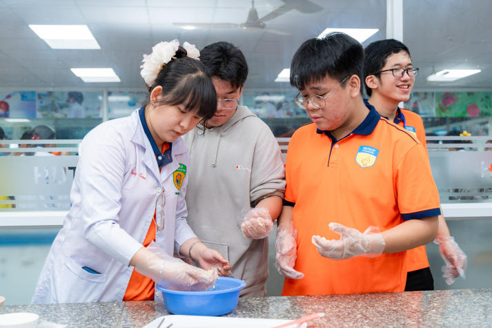 [Video] “Xắn tay áo” vào bếp cùng sinh viên Viện Khoa học Ứng dụng trổ tài làm bánh Trung thu 80