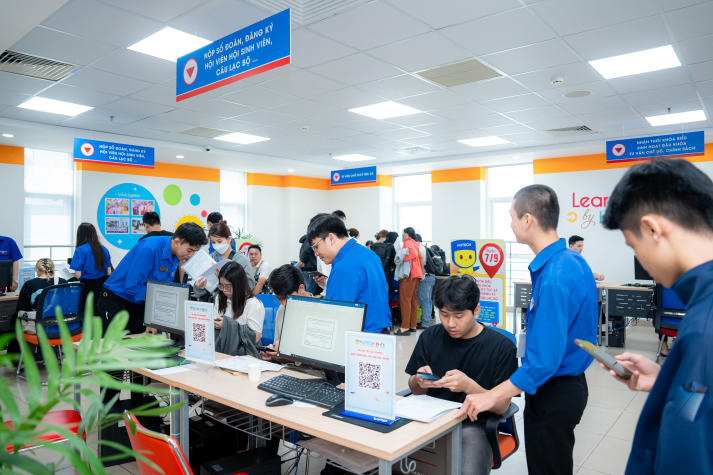 [Video] Tân sinh viên háo hức, phụ huynh hài lòng trong ngày đầu nhập học tại HUTECH 40