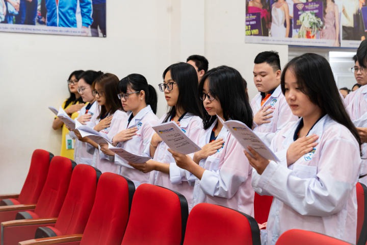 Tân sinh viên Khoa Dược chính thức bước chân vào hành trình blouse trắng 77