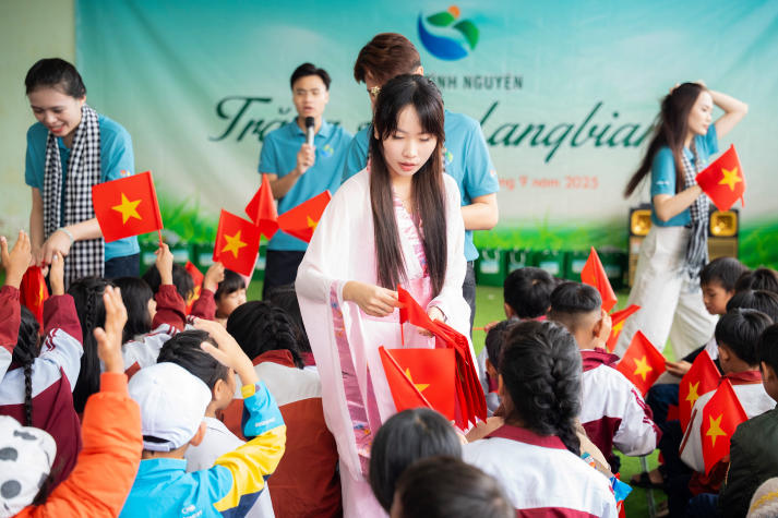 Chương trình thiện nguyện "Trăng sáng LangBiang" mang Trung thu ấm áp đến trẻ em vùng cao 64