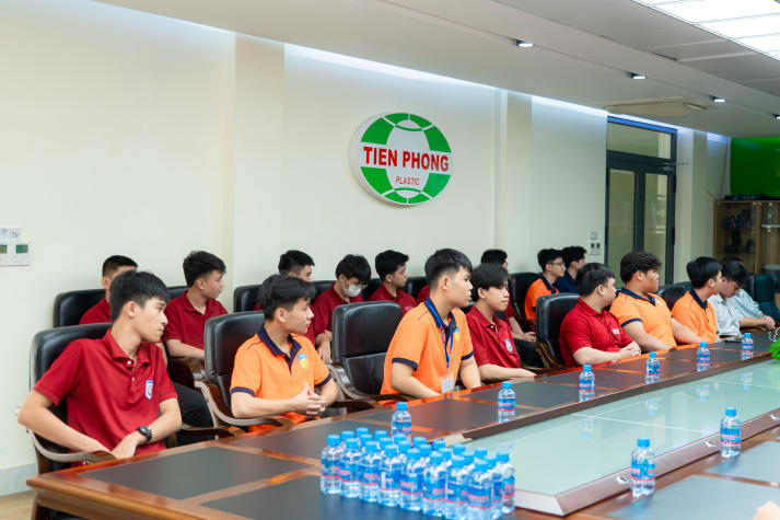 Sinh viên Viện Kỹ thuật khám phá “nhịp đập” sản xuất tại Nhựa Tiền Phong phía Nam 37