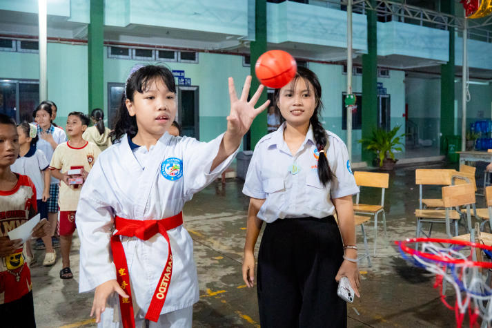 “Trăng trao yêu thương” của Khoa QTDL-NH-KS gửi 200 phần quà, thắp sáng niềm vui tuổi thơ 44