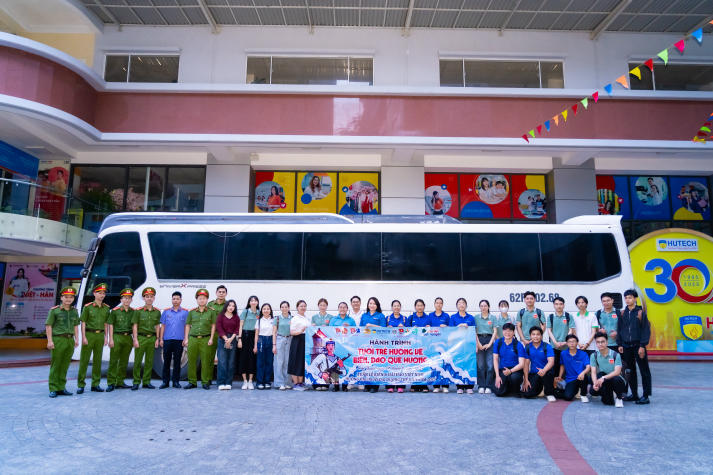 [Ảnh] Chi bộ 17 HUTECH nối dài tinh thần bảo vệ chủ quyền biển đảo tại Đồn Biên phòng Cần Thạnh (Cần Giờ)