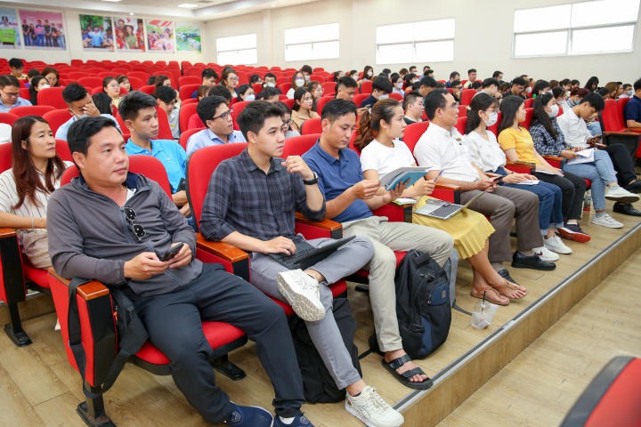 胡志明市科技大學 (HUTECH) 教職員工參加行政文件技能培訓 29