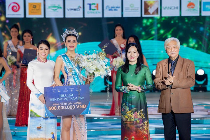 Hoa hậu Đinh Như Phương gây ấn tượng trong đêm Chung kết  HUTECH 4