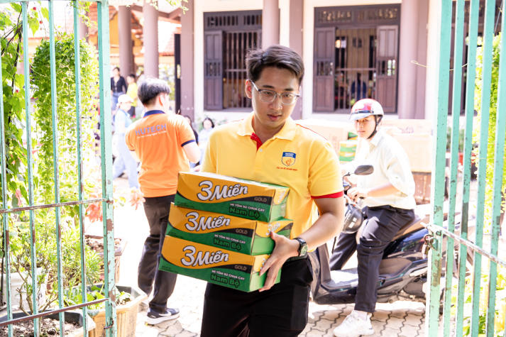 Doanh nhân, cựu sinh viên HUTECH trao yêu thương đến 55 em nhỏ tại Mái ấm An Lạc 28