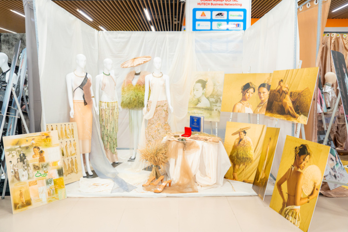 [Video] Sinh viên Thiết kế thời trang thổi hồn chất liệu truyền thống vào đồ án tốt nghiệp 43