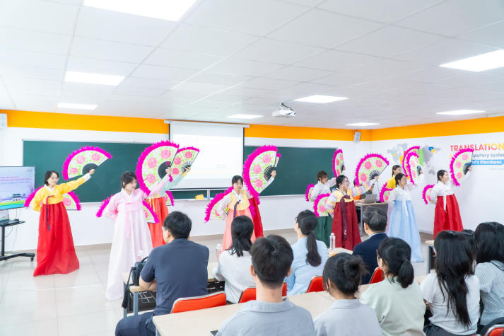 Gặp gỡ Tổng lãnh sự Hàn Quốc, sinh viên Khoa Hàn Quốc học được tiếp thêm động lực học tập 11