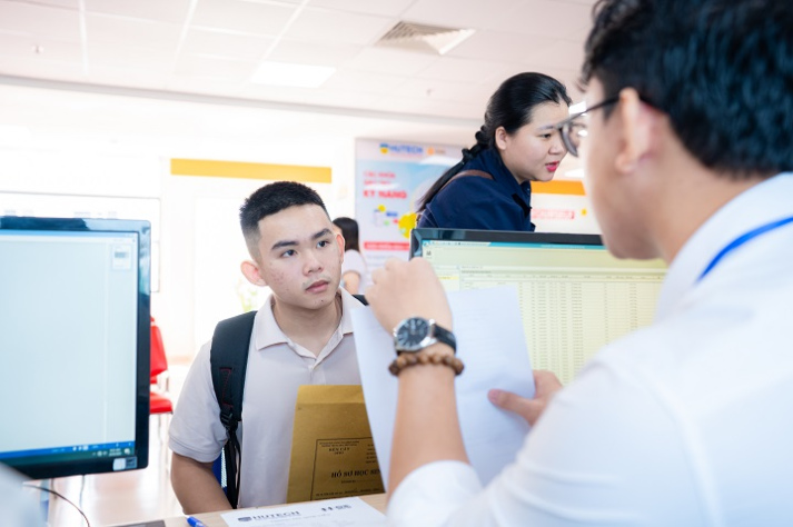 Vượt nghịch cảnh, tân sinh viên nhận Học bổng Tiếp sức 100% học phí từ HUTECH 4