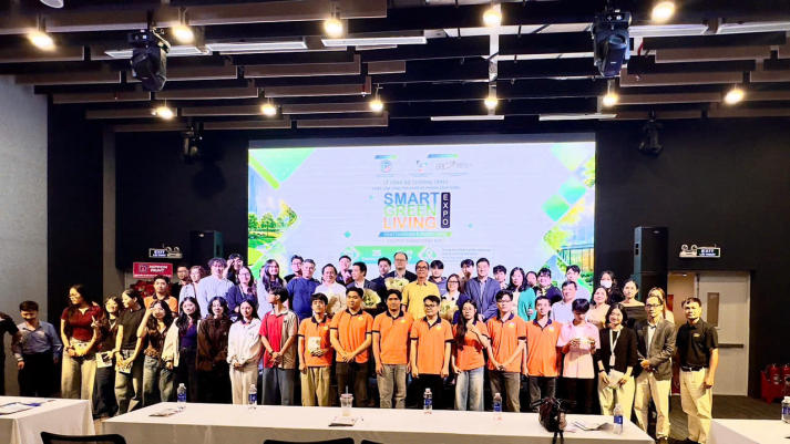 Sinh viên Khoa Kiến trúc - Mỹ thuật tiếp cận xu hướng đô thị xanh tại Smart Green Living Expo 2026 79