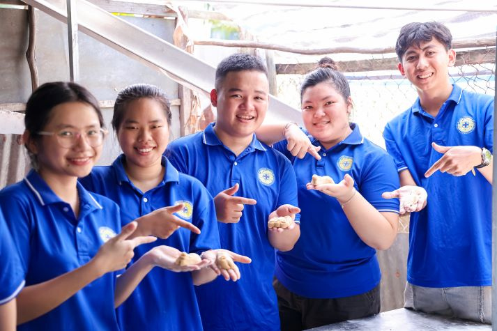 Sinh viên Khoa Thú y và hành trình thắp sáng “Vầng trăng tuổi thơ” 2025 48