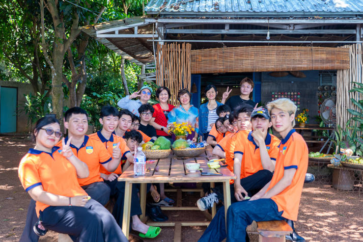 [Ảnh] Sinh viên HUTECH khám phá mô hình kinh tế sức khỏe bền vững qua hành trình thực tế 101