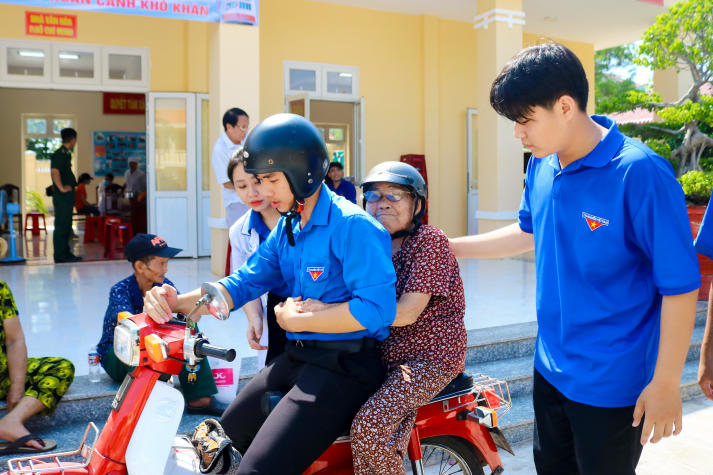 Tuổi trẻ Khoa Khoa học Xã hội và Quan hệ Công chúng tổ chức khám bệnh miễn phí cho hơn 200 người dân tại TP. Phan Thiết 62