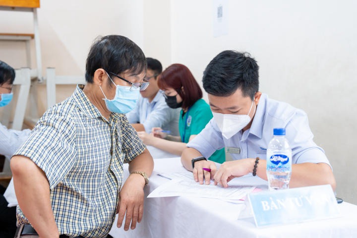 Cán bộ - Giảng viên - Nhân viên HUTECH lấy mẫu xét nghiệm, chuẩn bị chính thức khám sức khỏe định kỳ 2023 8