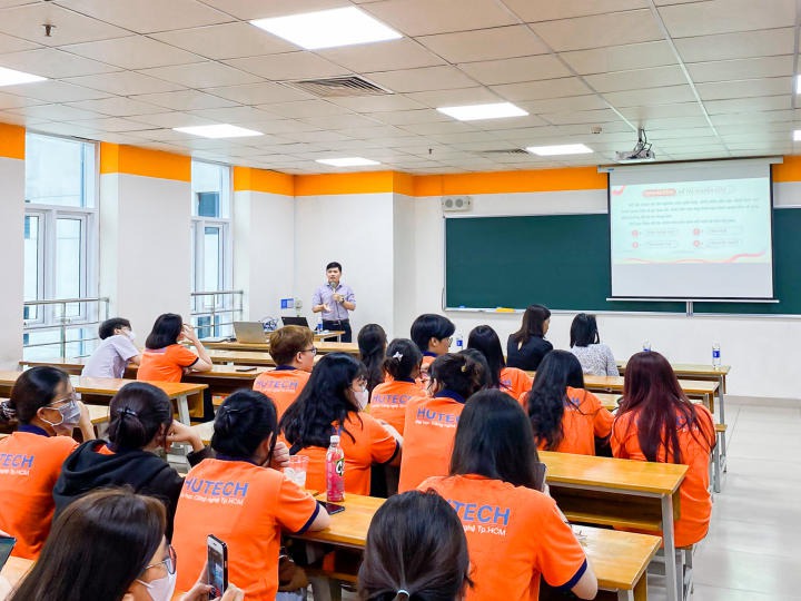 胡志明市科技大學的中文系大學生在科研領域中獲得實踐經驗 6