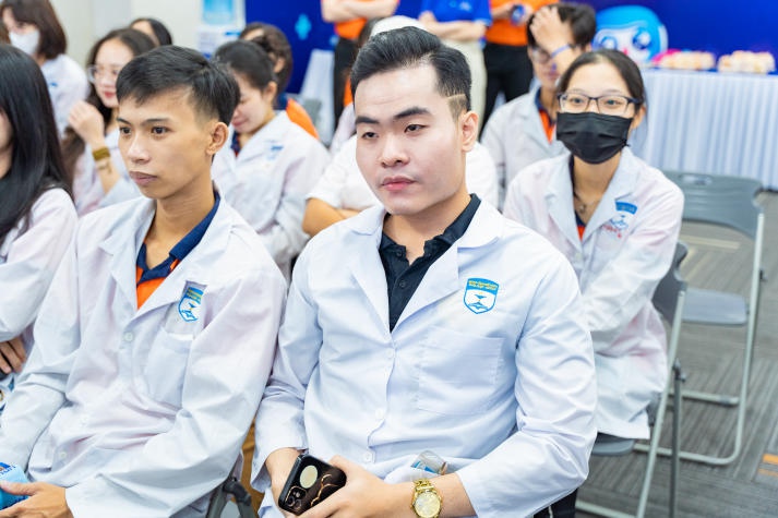 Sinh viên Khoa Dược HUTECH tìm hiểu nghề tại FPT Long Châu 60