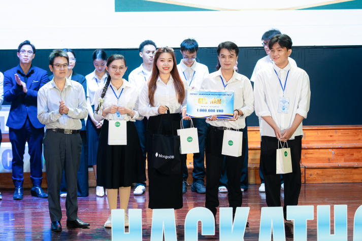 Sinh viên ngành Tài chính - Ngân hàng ghi dấu tại Chung kết Liên trường Fintech - Blockchain Hackathon lần 5 77
