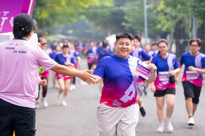 Gần 1.000 vận động viên HUTECH lan tỏa yêu thương cùng Giải chạy “Bước chạy Sống khoẻ” 72