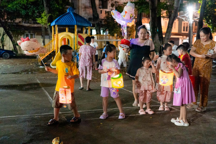 Thắp đèn Trung thu, trao yêu thương đến thiếu nhi Thạnh Mỹ Tây cùng sinh viên Khoa Nhật Bản học 109