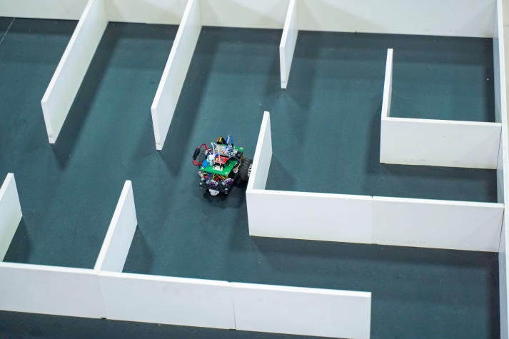 Cuộc thi học thuật “Robotics competition” thu hút đông đảo sinh viên Viện Kỹ thuật tranh tài 162