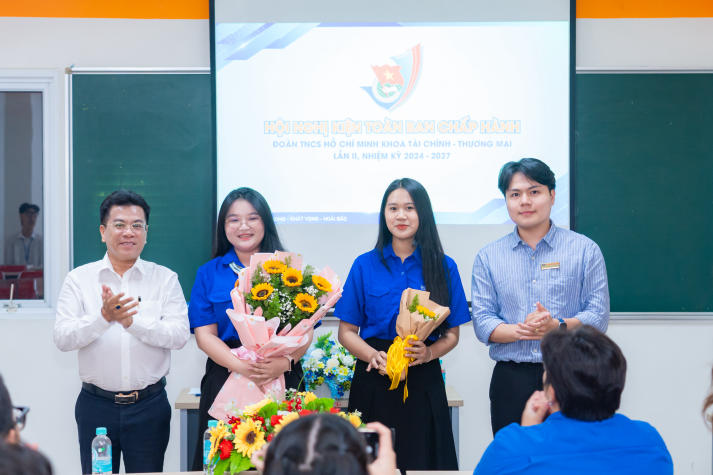 Đoàn Khoa Tài chính - Thương mại kiện toàn nhân sự chủ chốt nhiệm kỳ 2024-2027 50