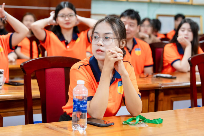 Newbies HUTECH được tiếp lửa tự tin bước vào giảng đường 79