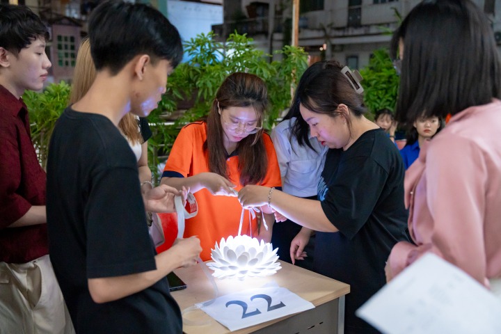 Sinh viên Khoa Trung Quốc học HUTECH trổ tài chế tác lồng đèn, tặng các em nhỏ tại Mái ấm Chúc Từ 68