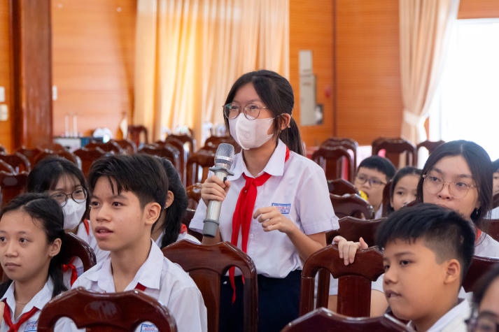 [Ảnh] Khoa Tài chính - Thương mại đồng hành cùng "Tết cho em 2025": Trao niềm vui, nhận yêu thương 58