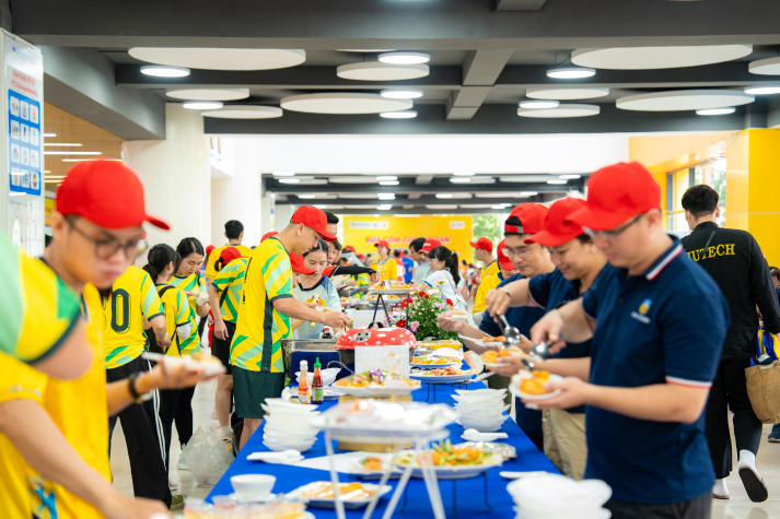 [Video] Sôi động, gắn kết và bùng nổ tại Hội thao Cán bộ - Giảng viên - Nhân viên HUTECH 2025 311