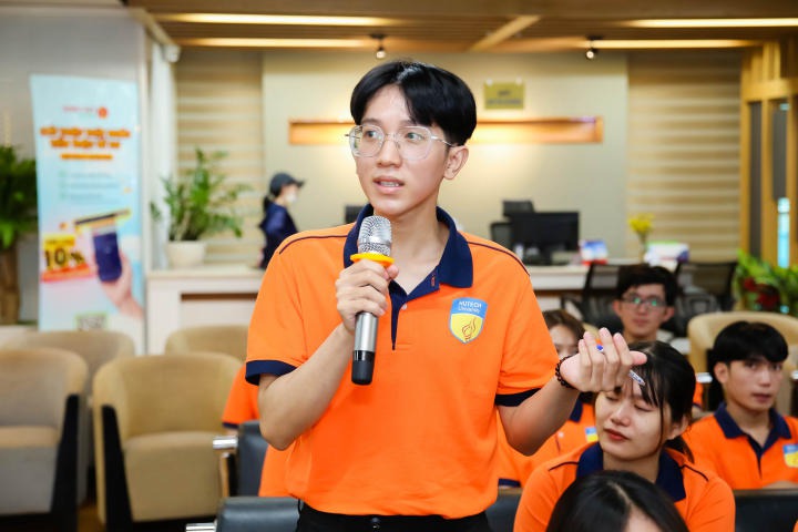 Tham quan Công ty Rồng Việt, sinh viên Khoa Tài chính - Thương mại tích lũy nhiều kiến thức về chứng khoán 55