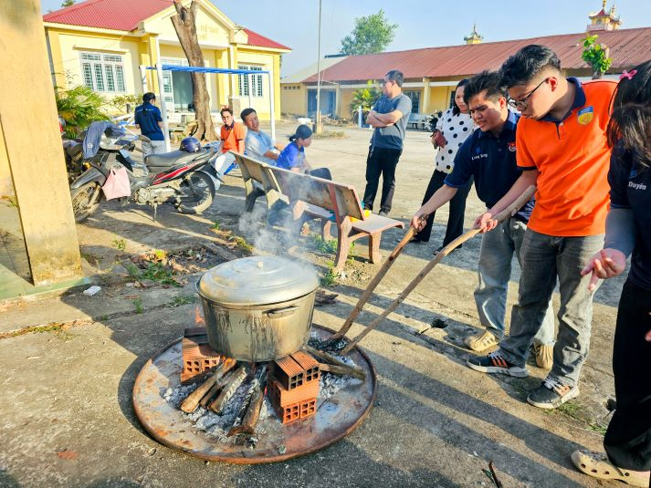 Tuổi trẻ Khoa Quản trị Du lịch - Nhà hàng - Khách sạn mang xuân đến vùng đất nghĩa tình 36