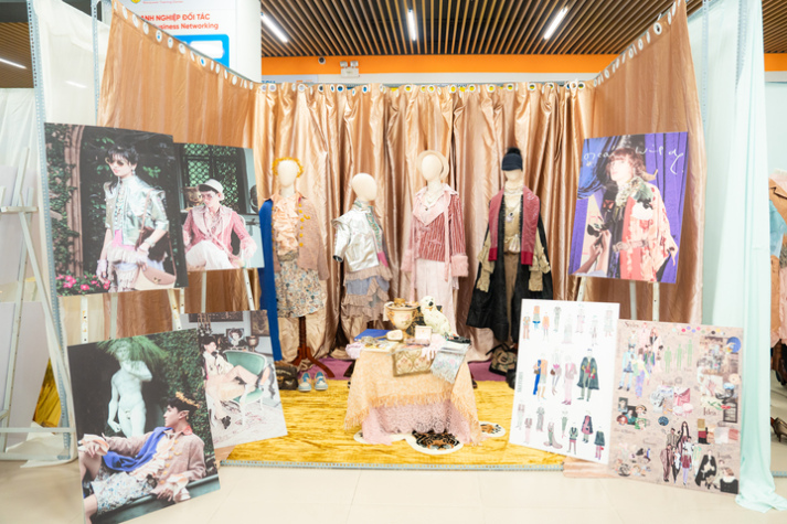 [Video] Sinh viên Thiết kế thời trang thổi hồn chất liệu truyền thống vào đồ án tốt nghiệp 65