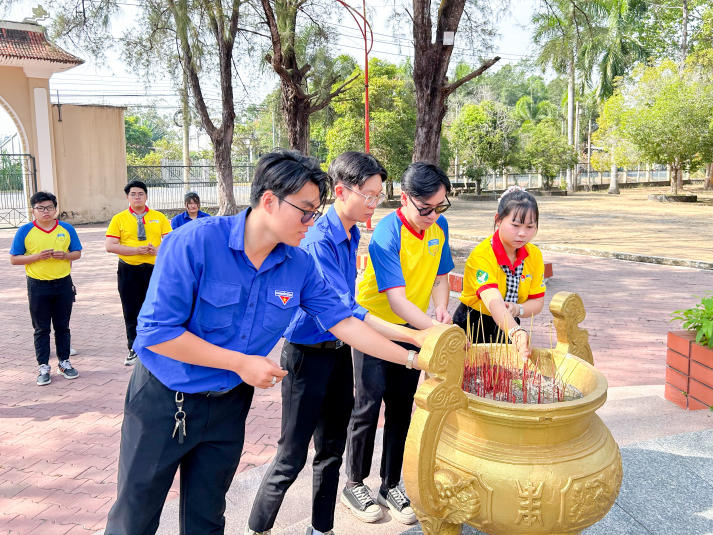Tuổi trẻ Khoa Quản trị Du lịch - Nhà hàng - Khách sạn mang xuân đến vùng đất nghĩa tình 121