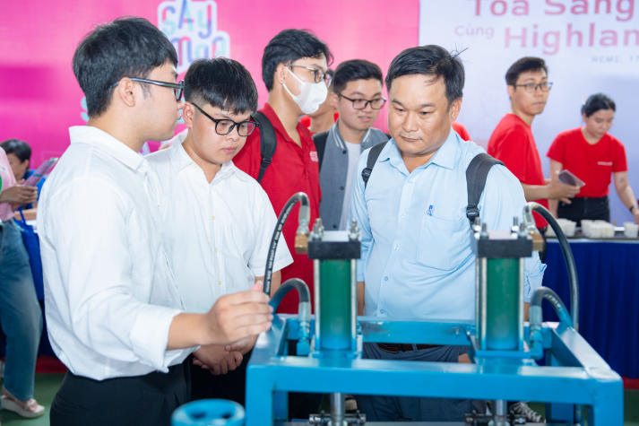 [Video] Kỹ thuật đỉnh cao - Ý tưởng táo bạo: Loạt sản phẩm của sinh viên HUTECH gây sốt 88