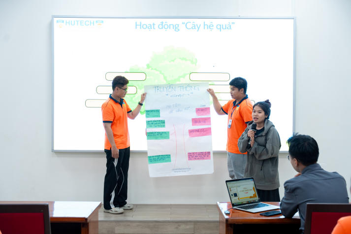 Ban cán sự lớp HUTECH học kỹ năng kết nối tập thể bằng lắng nghe và thấu cảm 93