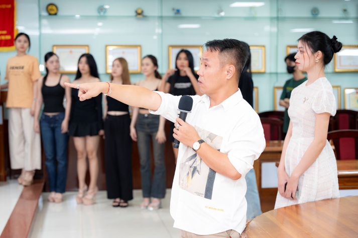 Thí sinh Miss HUTECH 2025 học tập kỹ năng trình diễn sân khấu và kiểm soát cảm xúc trước thềm Chung khảo 20