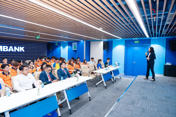 [Video] Sinh viên Công nghệ tài chính HUTECH trải nghiệm thực tế chuyển đổi số tại Eximbank 66