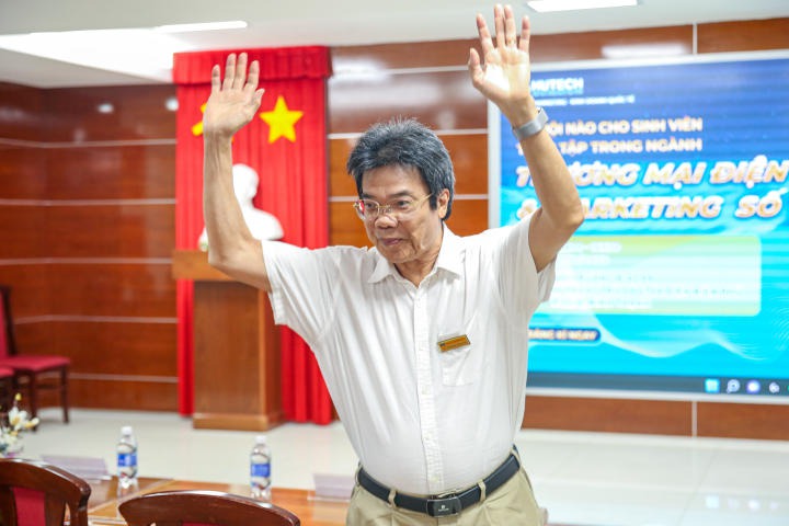 Giảng viên Khoa Marketing - Kinh doanh quốc tế đồng hành cùng các sinh viên tại hội thảo HUTECH 1