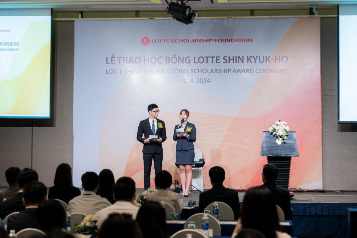 Three HUTECH students awarded the 400 USD scholarships for each by LOTTE Group 9