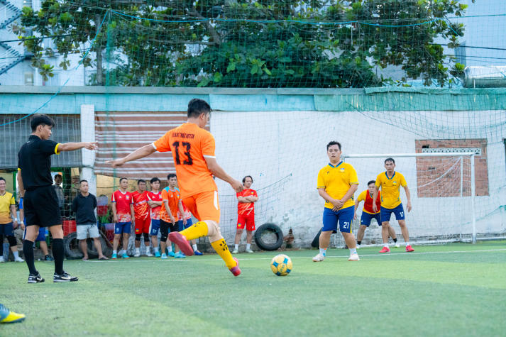 [Hội thao CB-GV-NV HUTECH 2025] Nảy lửa vòng Tứ kết bóng đá nam, 04 cái tên xuất sắc lộ diện vào Bán kết 17