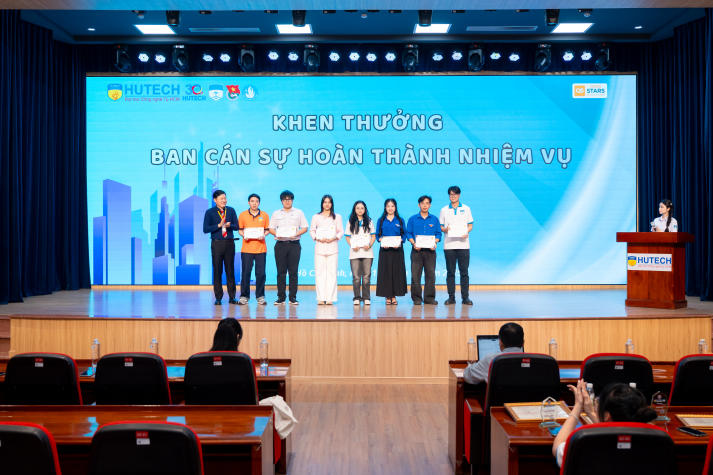 Khoa Dược HUTECH tổng kết phong trào sinh viên và tiếp lửa hành trình năm học mới 58