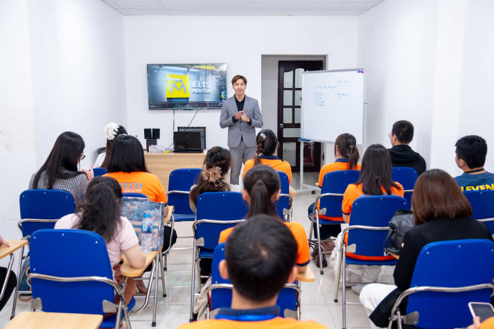 Sinh viên Khoa Tiếng Anh tiếp cận mô hình đào tạo chuẩn quốc tế tại IELTS Mentor 38
