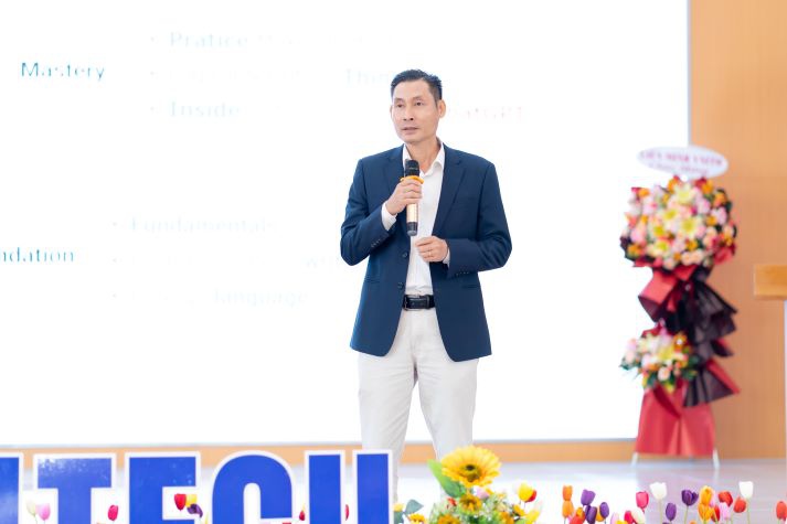 Tân sinh viên Khoa Công nghệ thông tin nắm bắt chiến lược học tập hiệu quả từ chuyên gia 35