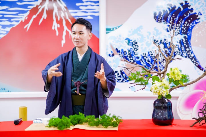 Sinh viên Khoa Nhật Bản học HUTECH trải nghiệm nghệ thuật cắm hoa truyền thống Ikebana qua Workshop 78